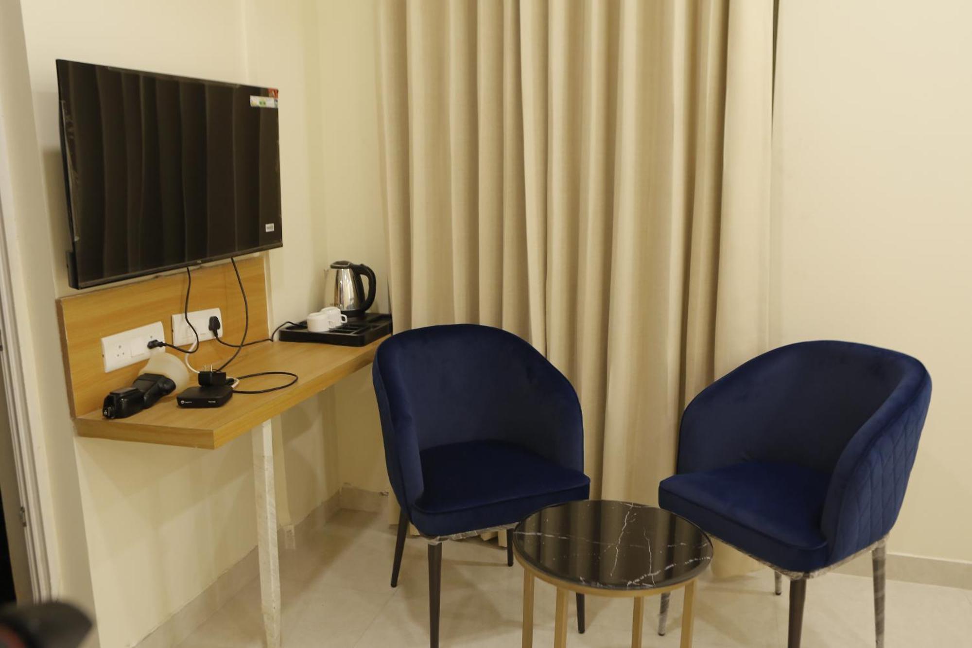 The Blue Vista Hotel เกรทเตอร์นอยดา ภายนอก รูปภาพ
