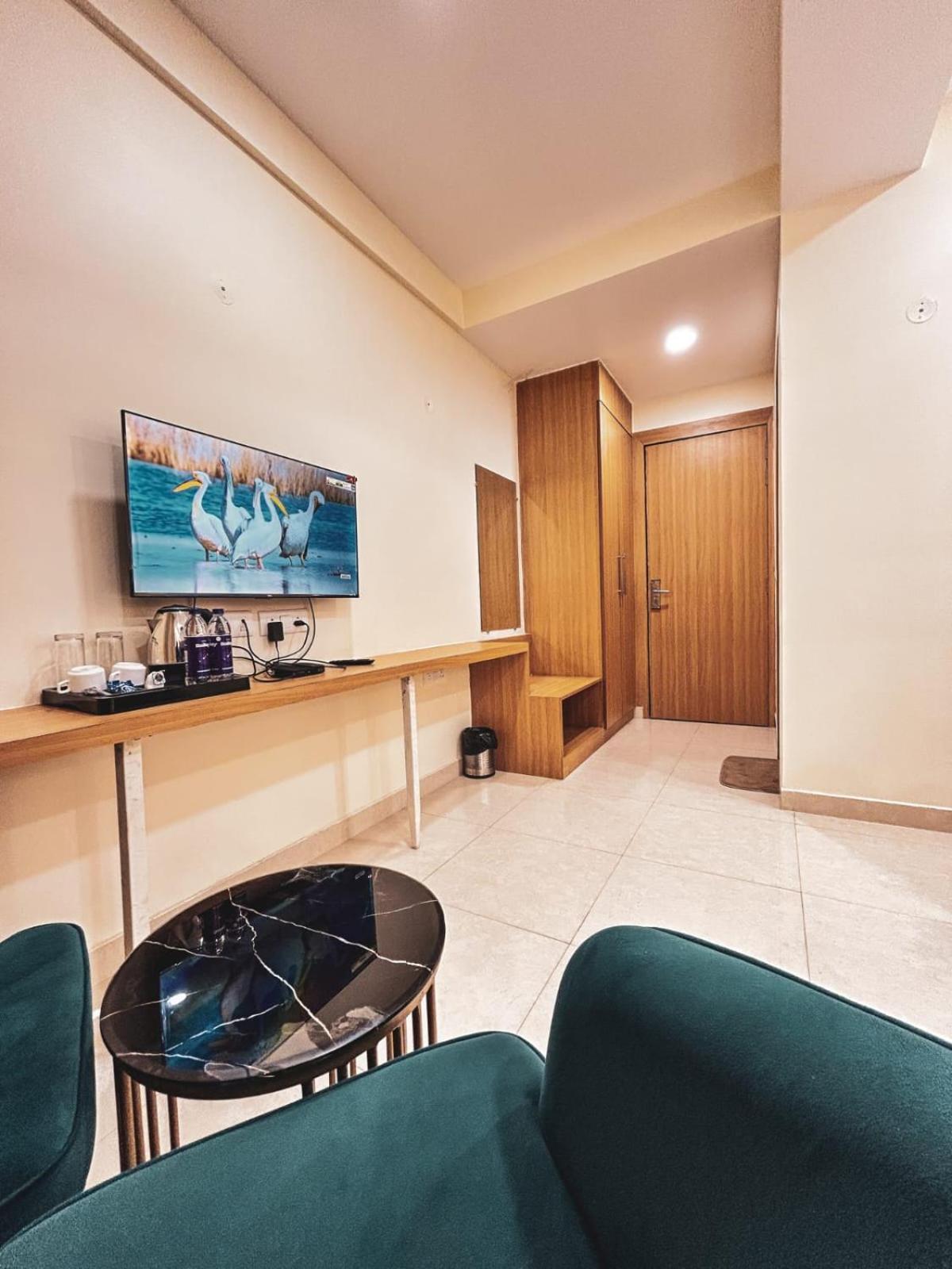 The Blue Vista Hotel เกรทเตอร์นอยดา ภายนอก รูปภาพ